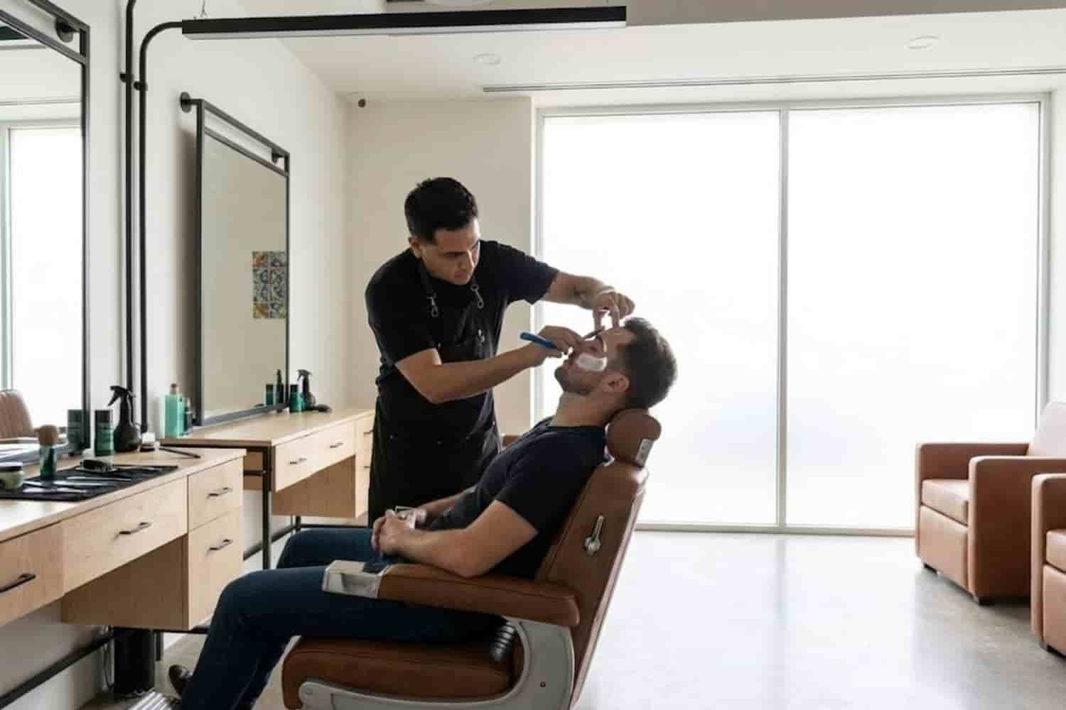 Perfilado de cejas masculino y limpieza de contornos faciales con navaja en Pachuca.