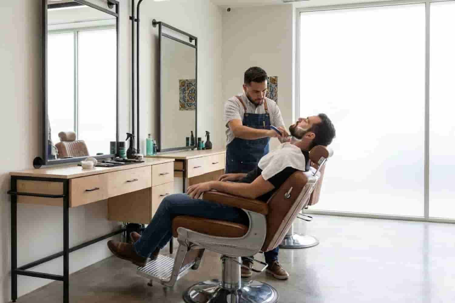 Preparación para afeitado tradicional de barba con espuma y brocha en barbería de Pachuca.