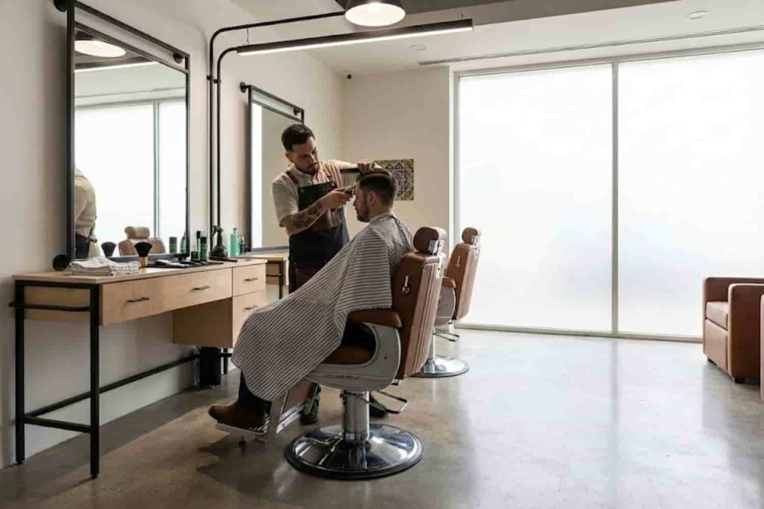 Barbero profesional realizando un corte de cabello para hombre con máquina en Pachuca.
