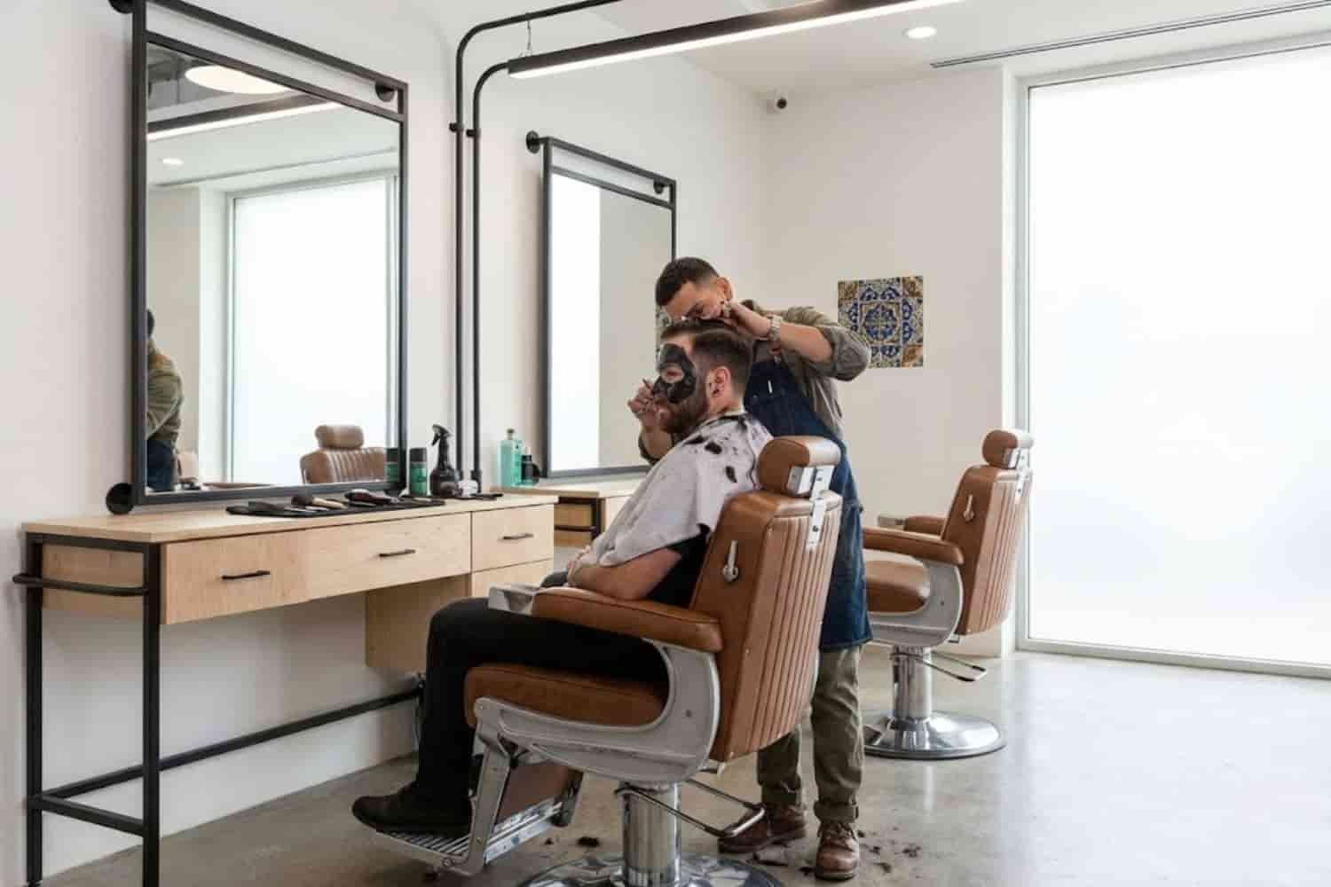 Aplicación de mascarilla negra (black mask) para limpieza facial profunda en hombre en Pachuca.